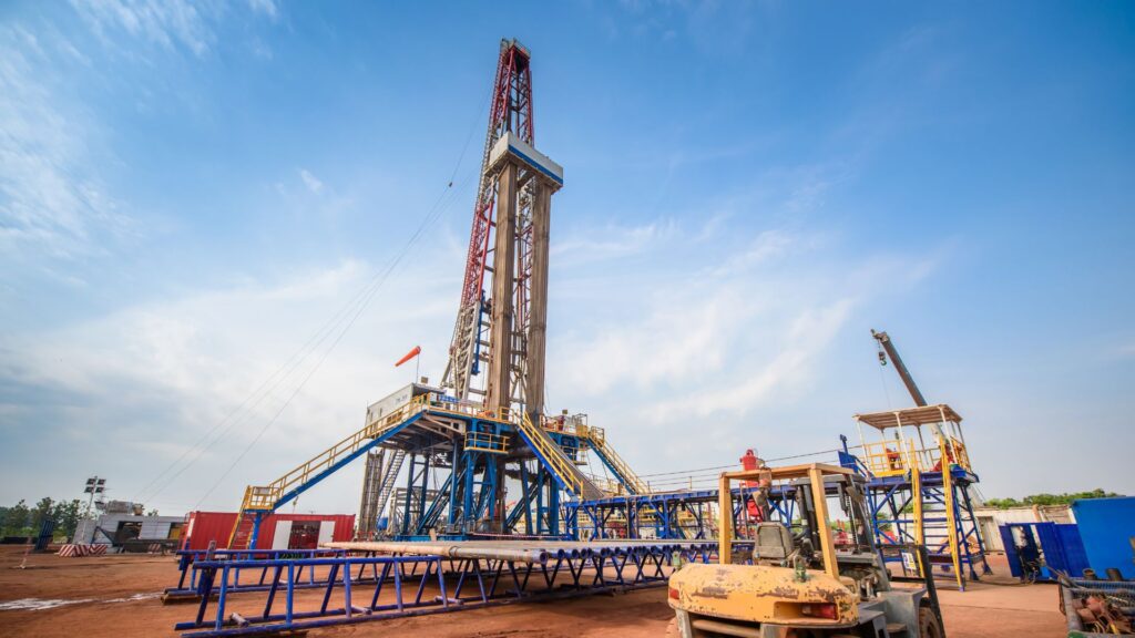Fluid containment under drilling equipment