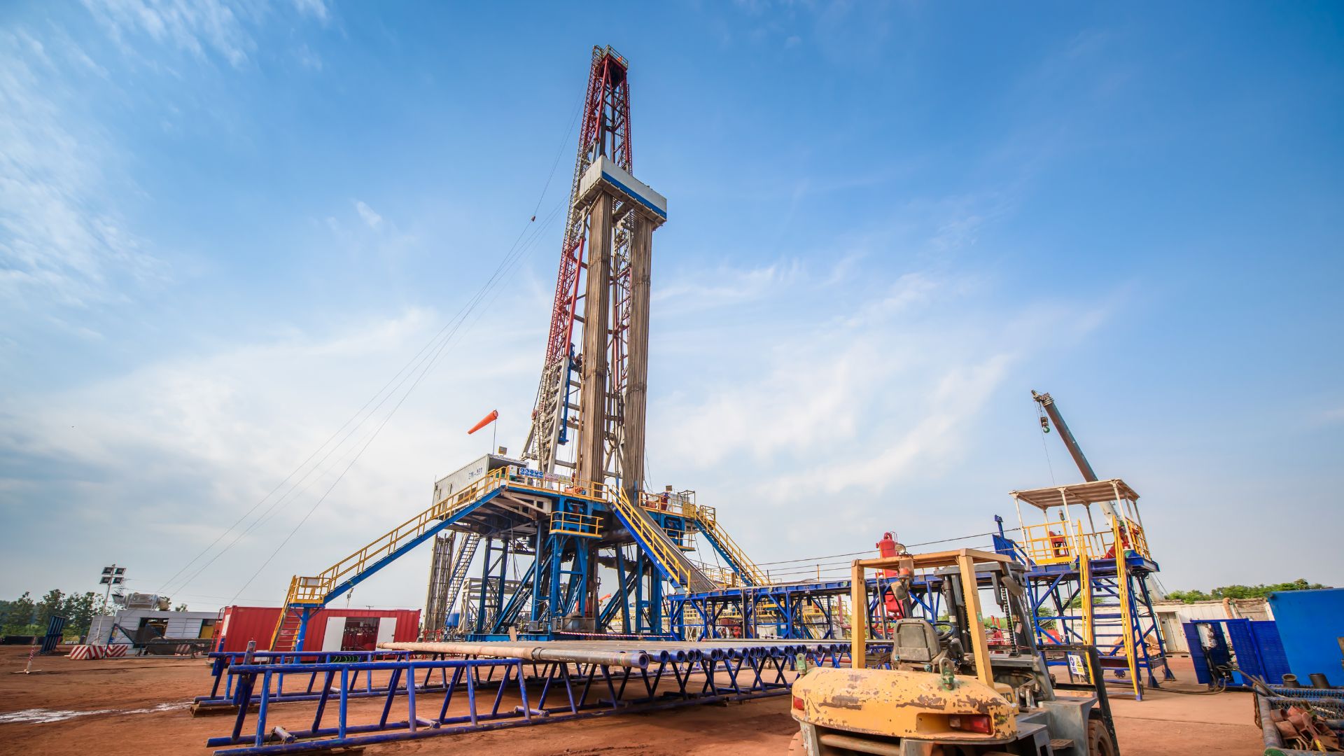 Fluid containment under drilling equipment