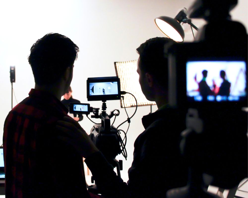 Where Vision Comes to Life.
From pro photography and video shoots to interview rooms and creative rentals - we’re your space to create, capture, and experience excellence.